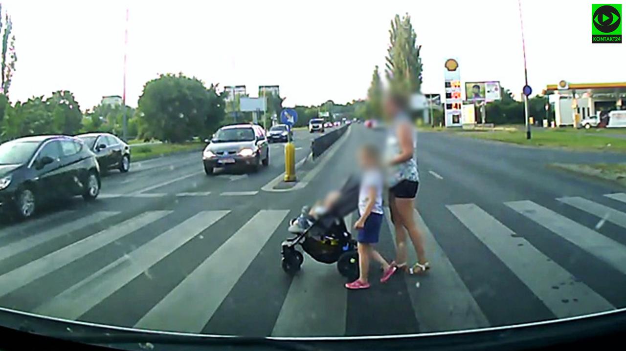 Szczecin.  Una mujer con niños tratando de cruzar el pasillo.