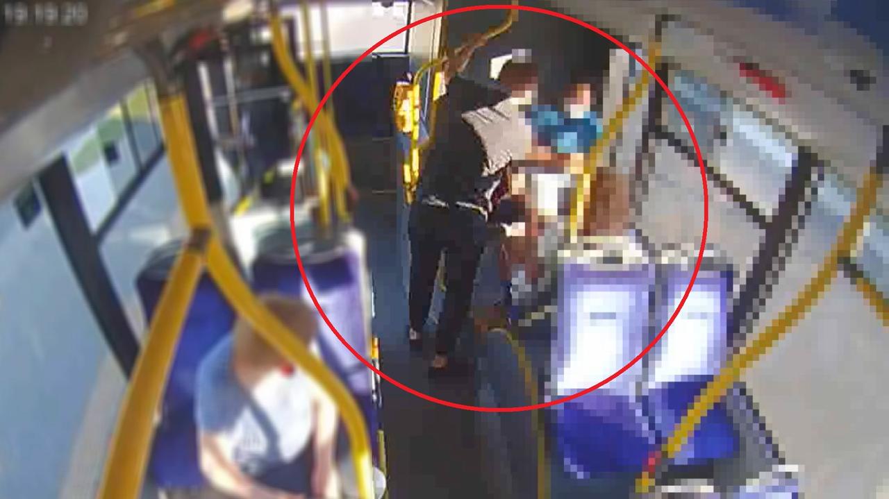 Zaatakował obcokrajowca i kierowcę autobusu, wcześniej miał pobić innego mężczyznę. 21-latek stanie przed sądem