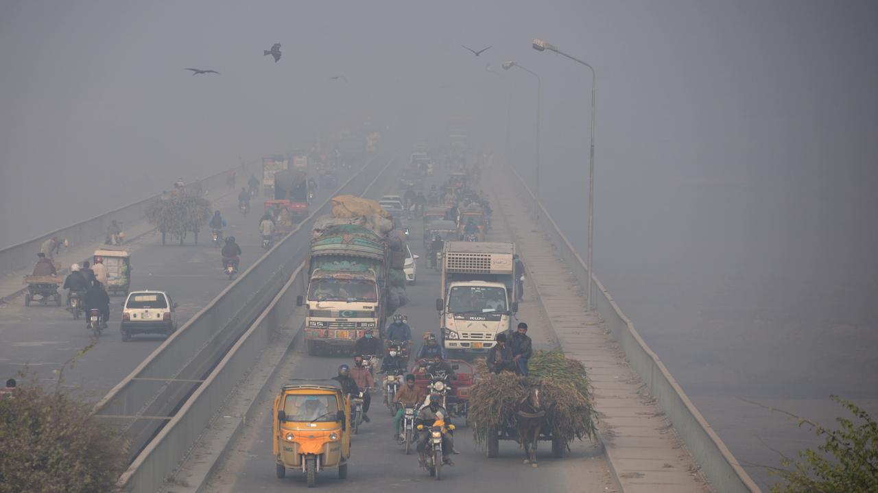 Lahore, Pakistan.  Ploaia artificială vs. smog.  Prima procedură de acest gen în această regiune