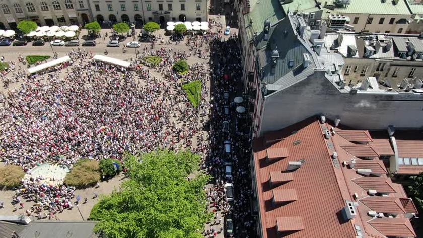 Marsz w Krakowie. Tłumy ludzi na ulicach