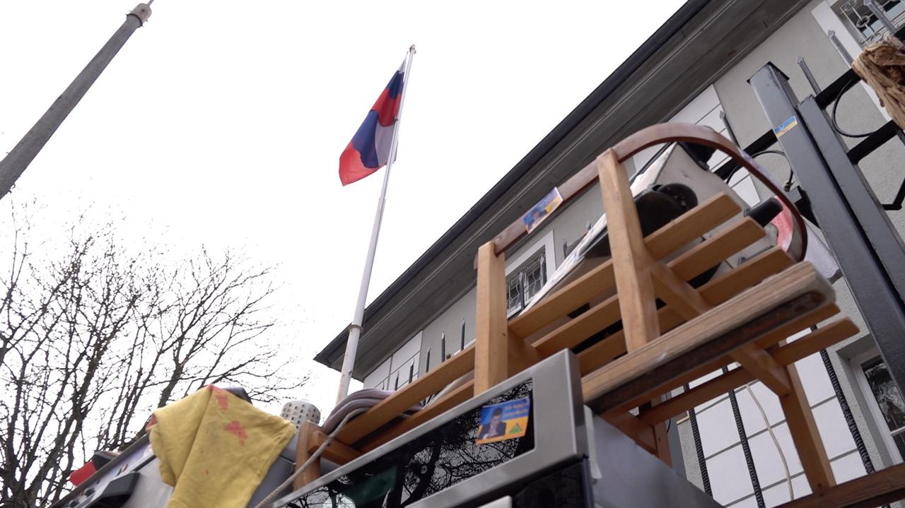 Protest przed konsulatem Rosji w Gdańsku. Mieszkańcy przynieśli 