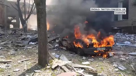 Strażacy gaszą pożary po ostrzale w Charkowie (wideo z 16.04.2022)