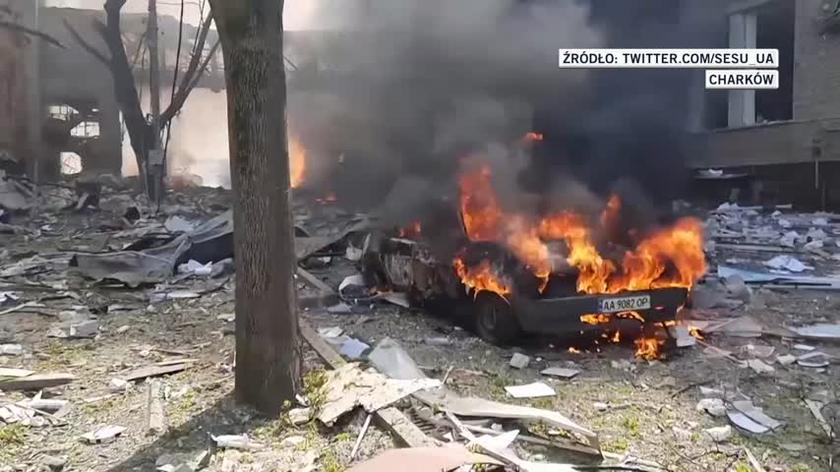 Strażacy gaszą pożary po ostrzale w Charkowie (wideo z 16.04.2022)