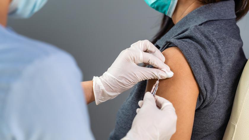 Szczepienia przeciw COVID-19. Rośnie zainteresowanie kolejną dawką szczepienia