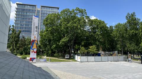 Lublin. W centrum powstaje pomnik Lecha Kaczyńskiego. Ściana już stoi. Figura jeszcze nie dojechała (20.06.2023)