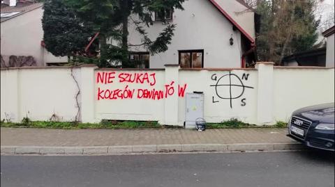 Homofobiczne i transfobiczne wandalizmy na murze Krakowskiego Centrum Równości DOM EQ