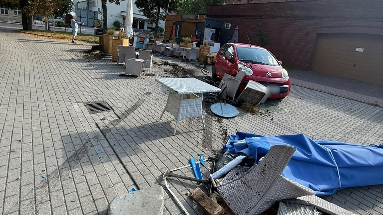 Kierowca wjechała w ogródek gastronomiczny w Śmiglu — miała blisko 2 promile