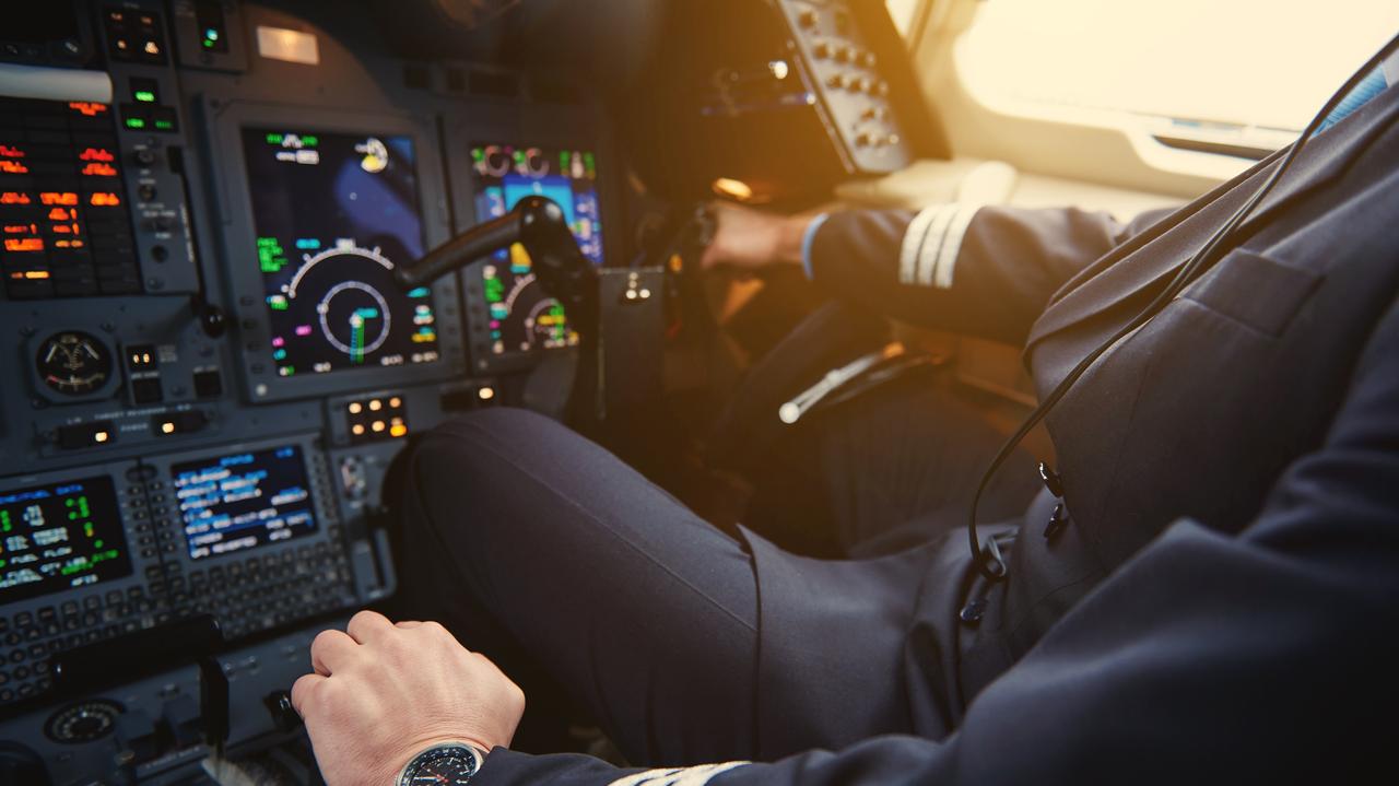 Prokuratura: z fałszywym identyfikatorem udawał pilota. Setki razy poleciał za darmo