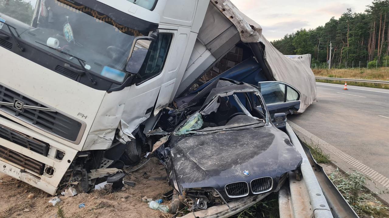 W tirze wybuchła opona. Zgnieciony samochód, dziecko wyciągali dwie godziny