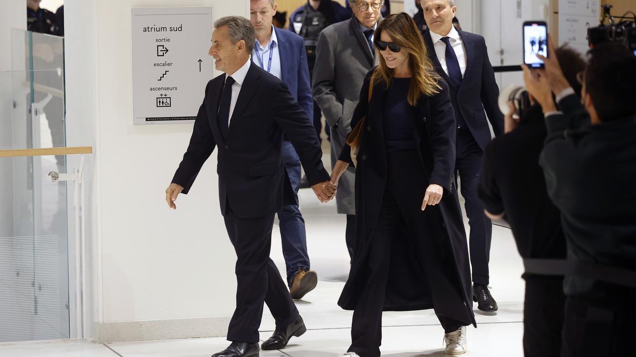 "Miłość jest odpowiedzią". Carla Bruni u boku skazanego Nicolasa Sarkozy'ego