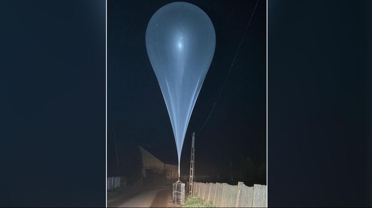 Kolejny balon z podczepioną paczka. Wylądował obok jezdni