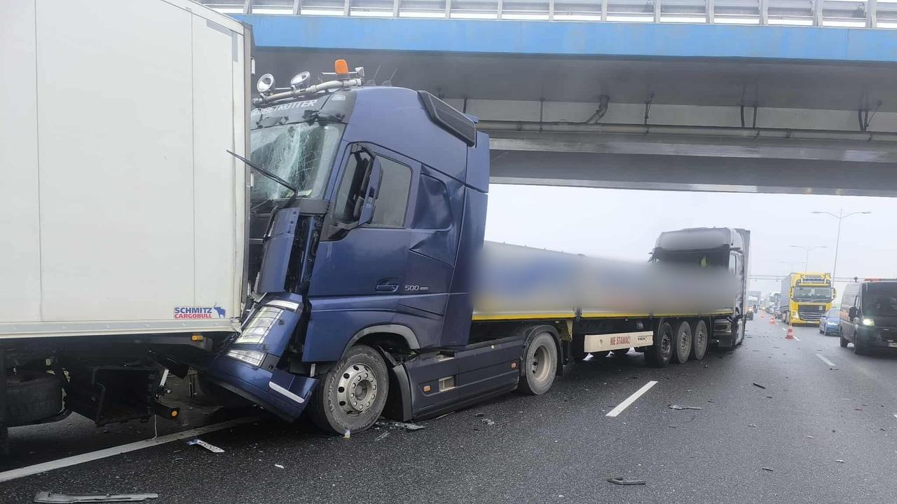 Zderzenie czterech ciężarówek i auta osobowego na A8