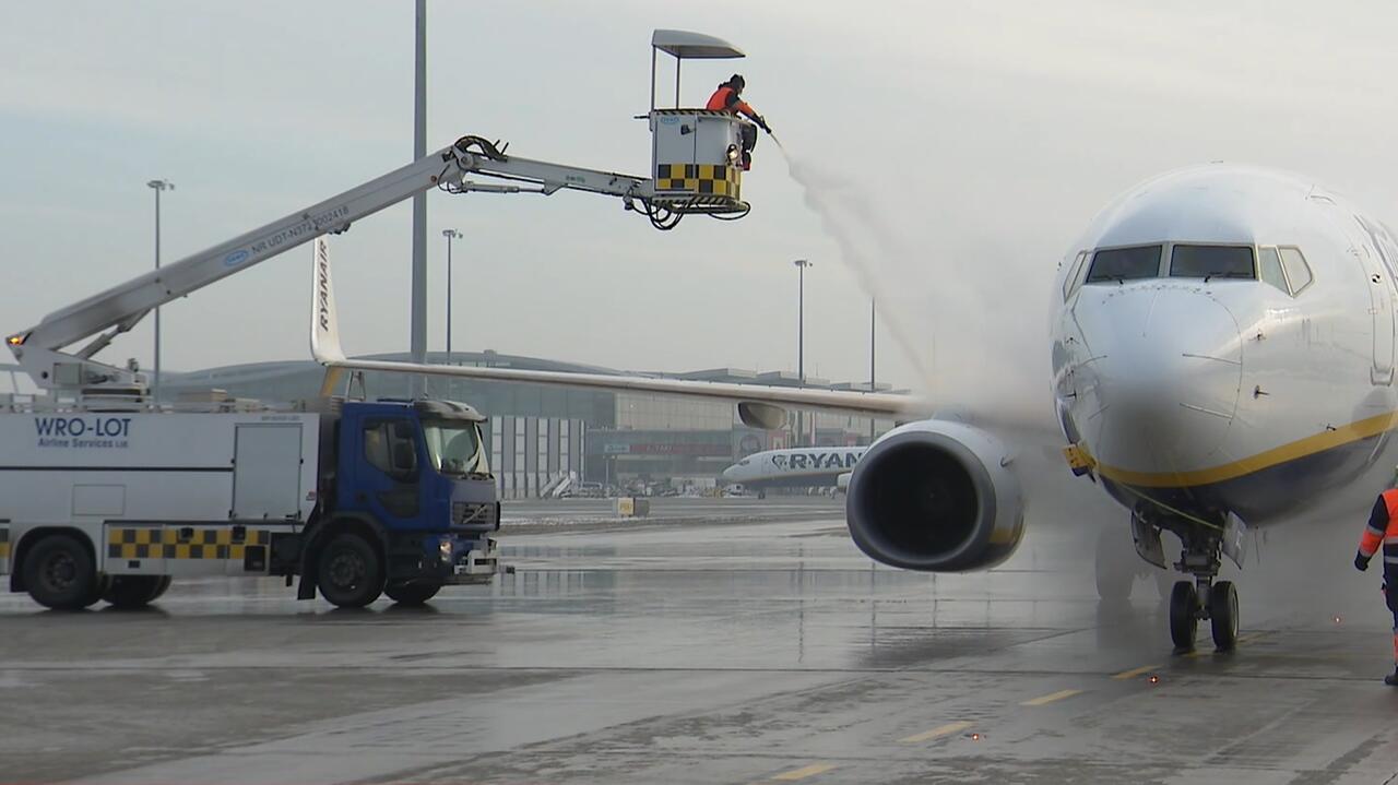 Trudna praca lotniska w środku zimy