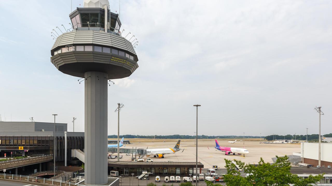 Zauważył go pilot jednego z lądujących samolotów. Wstrzymano ruch