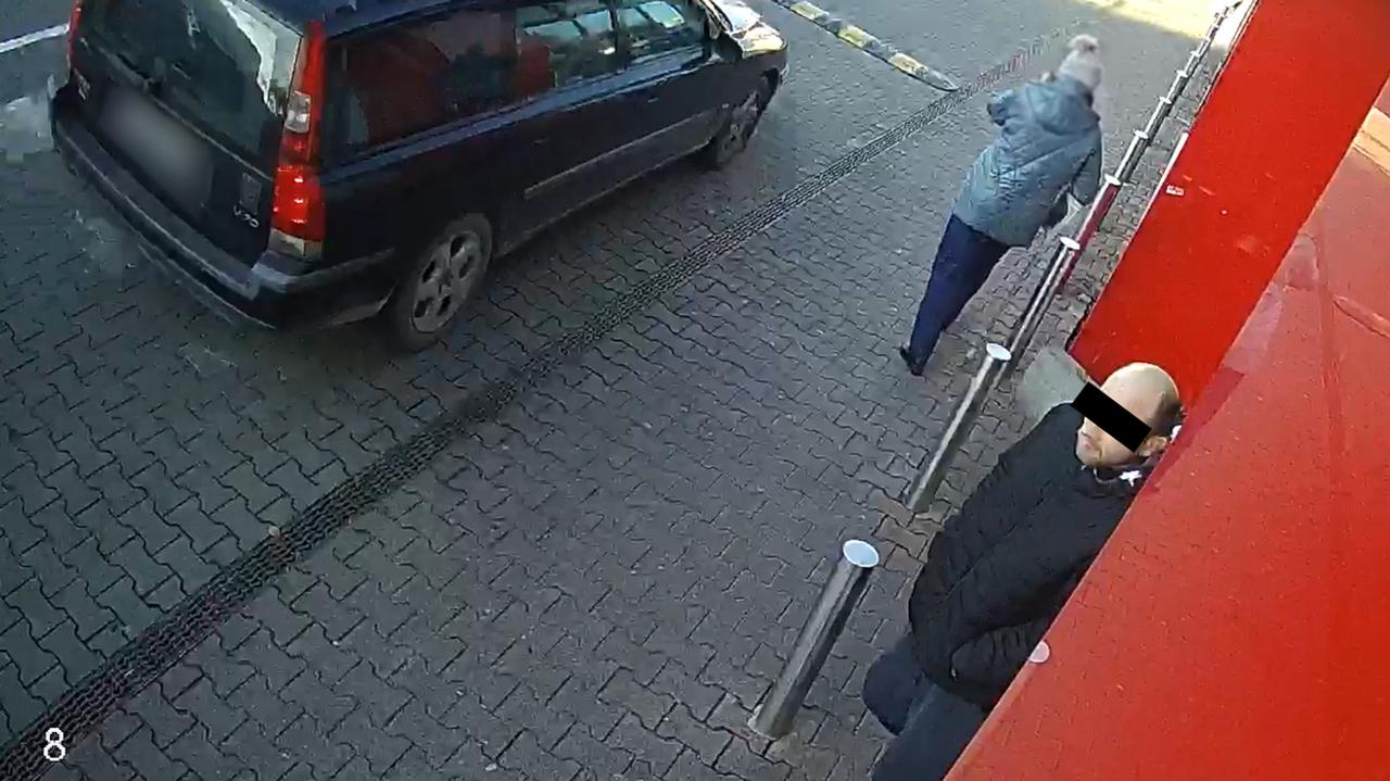 Popchnął kobietę poruszającą się o kuli, wyrwał portfel i uciekł