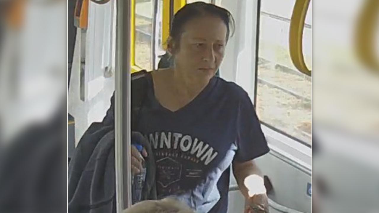 W tramwaju skradziono drogi zegarek. Policja szuka tej kobiety