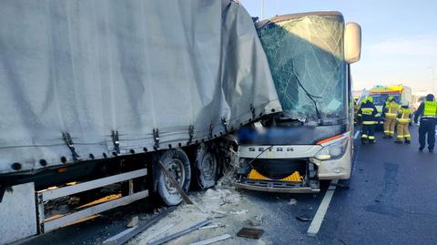 Autokar zderzył się z ciężarówką. 12 osób rannych
