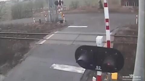 Zderzenie auta z pociągiem na rogatkach