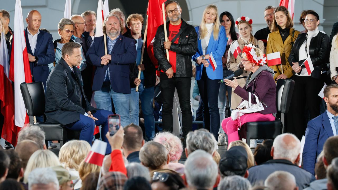 Dwa krzesła i kilkadziesiąt pytań. Nietypowy wiec Trzaskowskiego