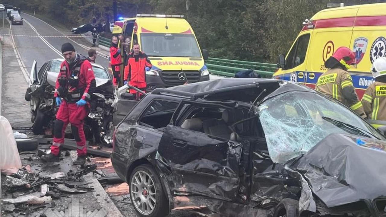 Uderzył w bariery, potem w inne auto. Dramatyczny wypadek na moście