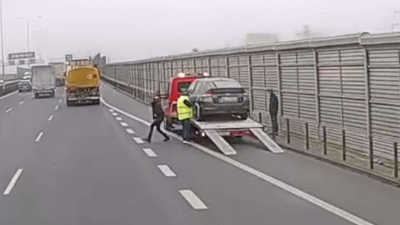 Zeskoczył z lawety wprost pod ciężarówkę. Nagranie