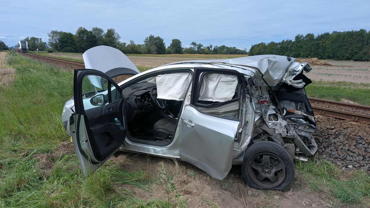 Rogatki były opuszczone, 81-latek wjechał na przejazd