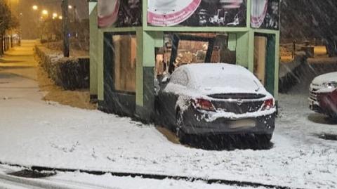 Kierujący samochodem wjechał do przydrożnego sklepu