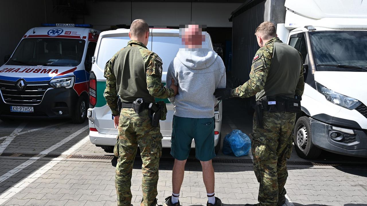 Najpierw zachowywał się agresywnie w samolocie, później zaatakował strażnika granicznego