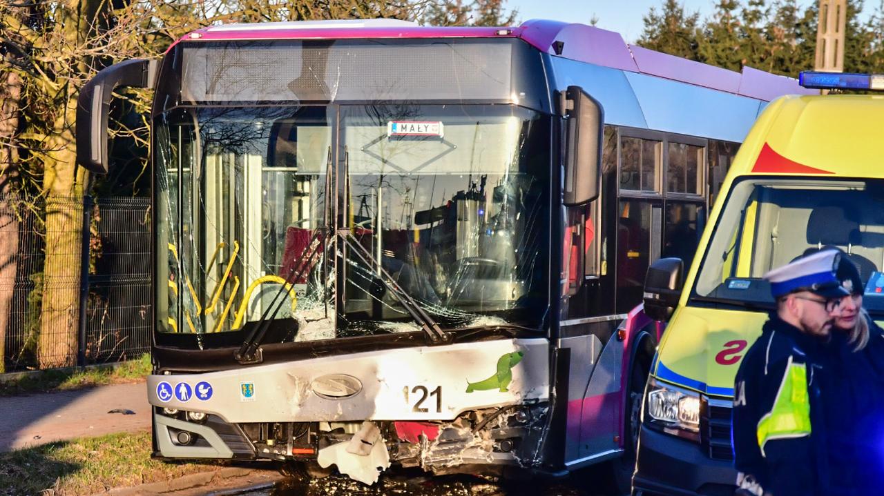 Czołowe zderzenie samochodu z autobusem miejskim