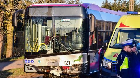 Czołowe zderzenie samochodu osobowego z autobusem komunikacji miejskiej w Kutnie