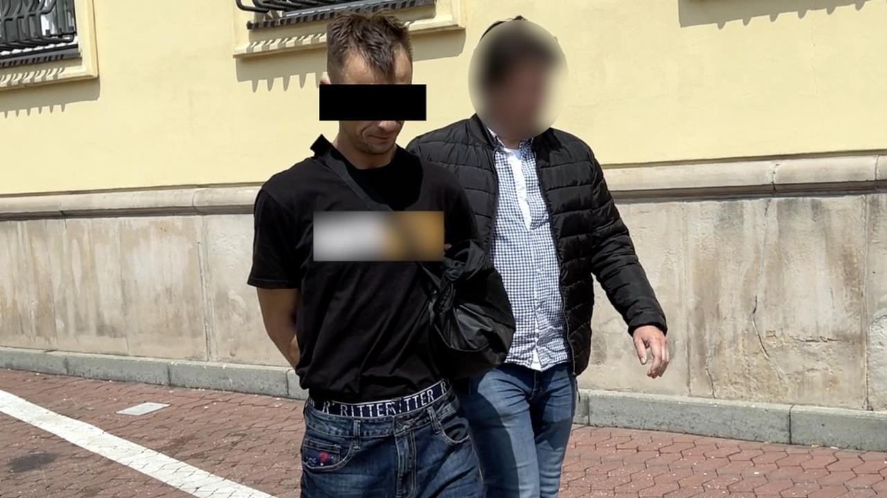 Po karty i dostępy do kont przyjechał na rowerze. Wpadł na gorącym uczynku