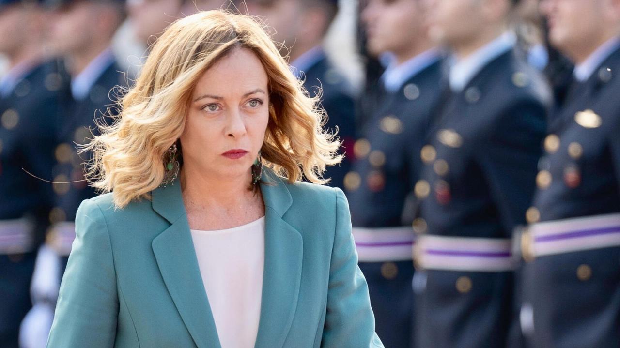 Przewraca oczami. Rozdaje karty. Meloni woli być premierem niż premierką