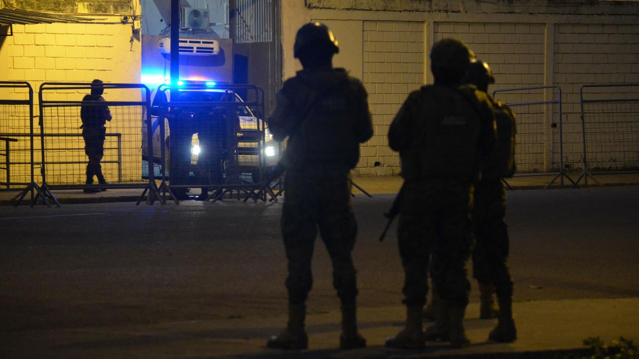 Kilkanaście ciał znaleziono w więzieniu. Sprawę bada policja