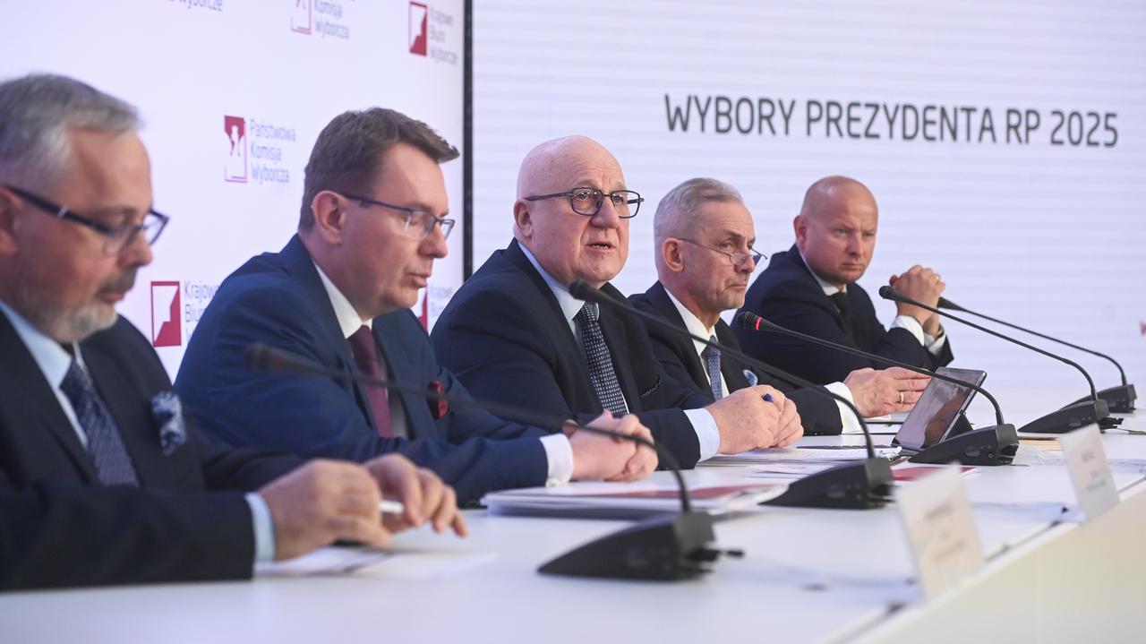 O której godzinie konferencje PKW? Gdzie je oglądać?
