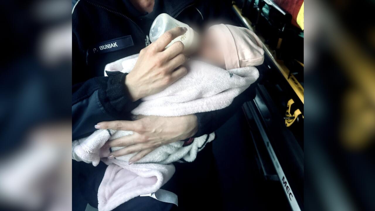 Sześciolatek był sam na podwórku, stał też wózek. W środku było niemowlę i butelki alkoholu