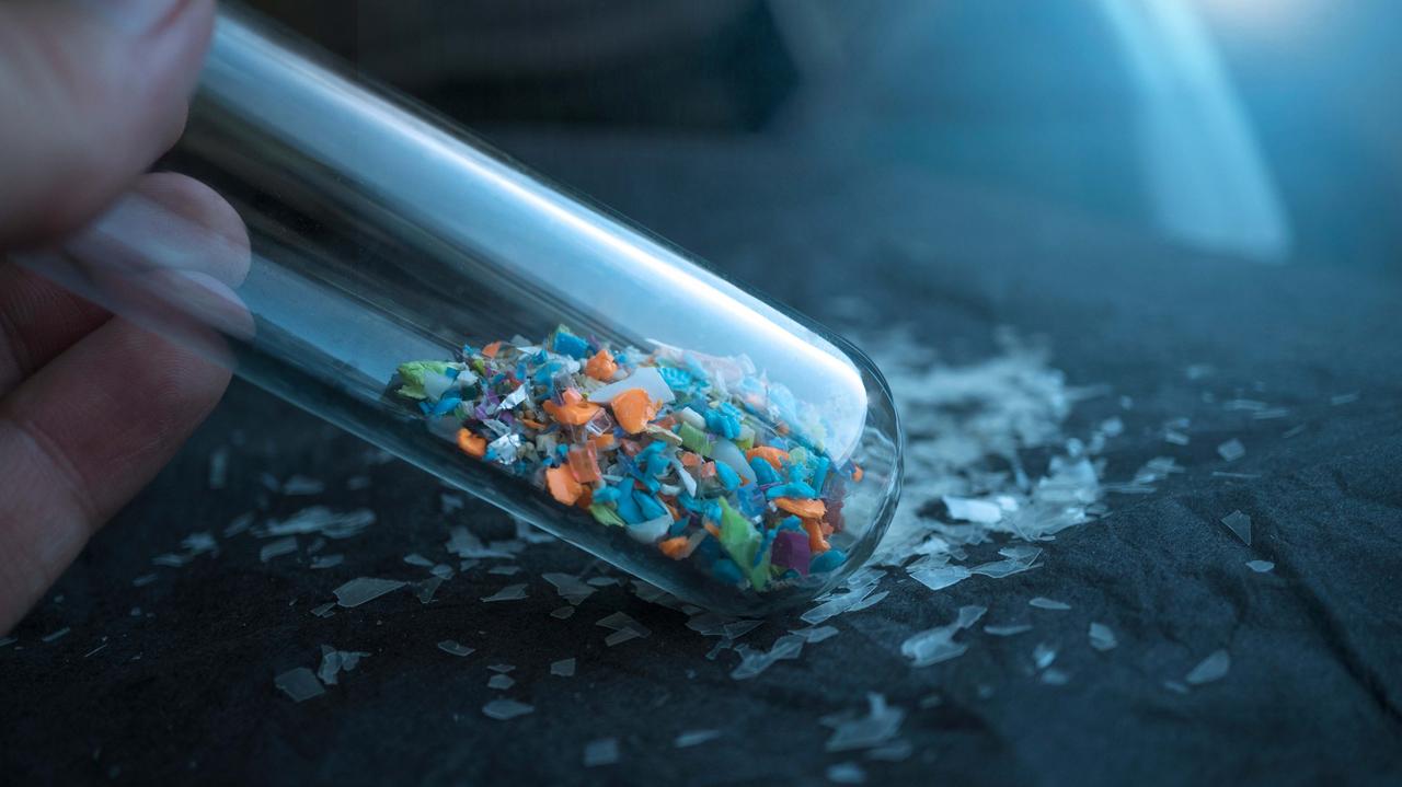 Szklane butelki mają więcej mikroplastiku niż plastikowe