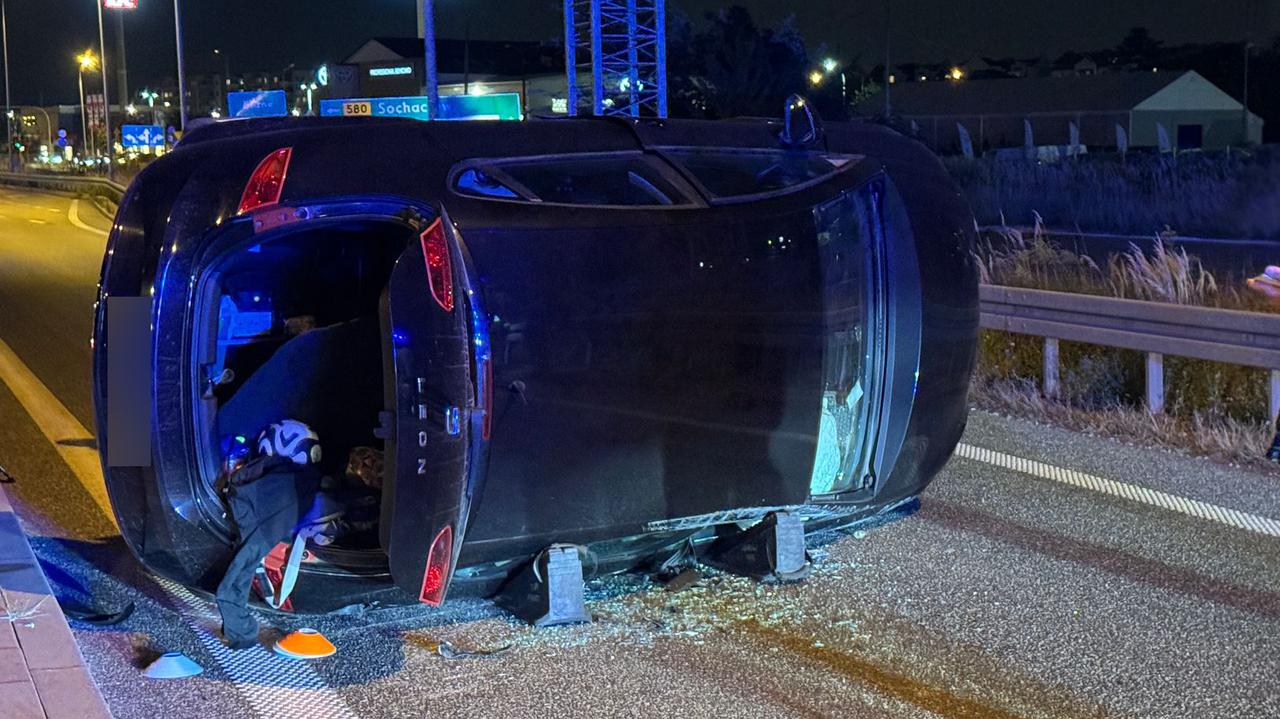 Zmieniał pas, choć było za późno. Jego auto dachowało