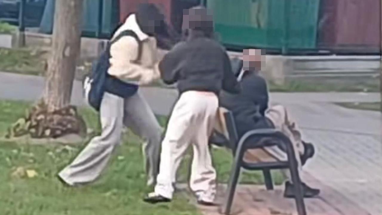 Siedział na ławce. Zaatakowały go dwie 13-latki