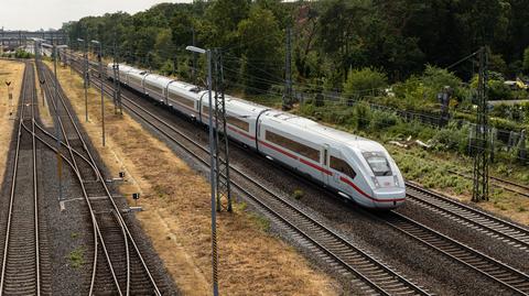 Pociąg TGV w Paryżu (nagranie archiwalne)