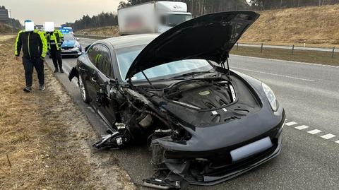 Kierujący Porsche zasnął za kierownicą i uderzył w ciężarówkę