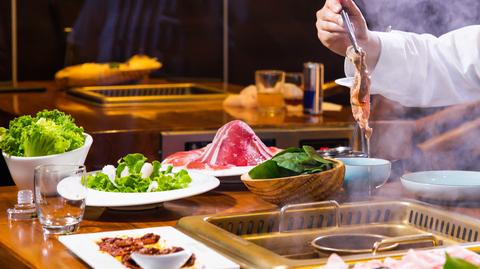 Milionowa kara dla nastolatków za zachowanie w restauracji