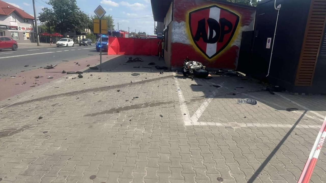 Po zderzeniu motocykl wjechał w ścianę. 27-latek w szpitalu