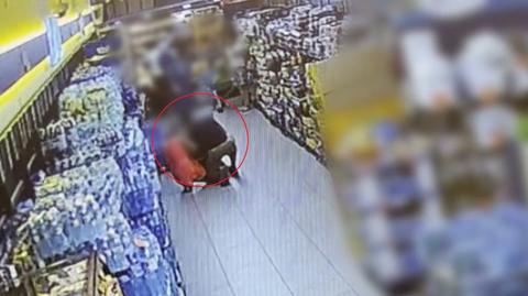 Policjant pomógł dławiącemu się dziecku (wideo bez dźwięku)