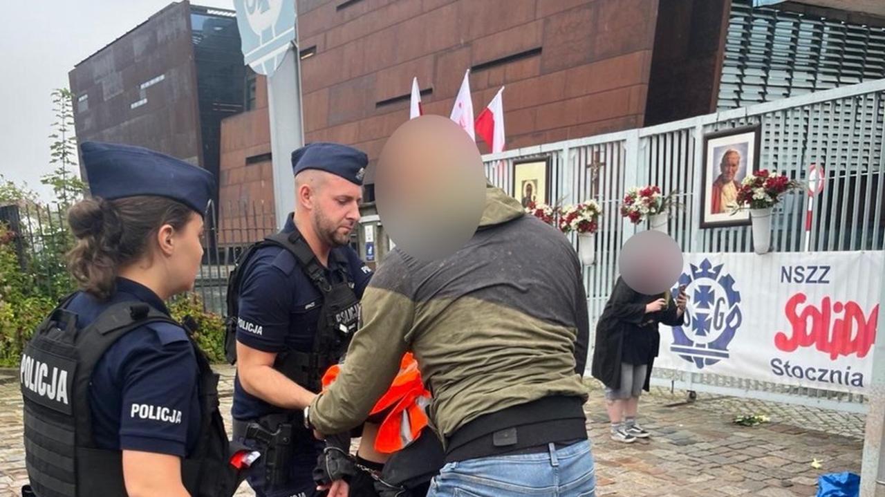 Stoczniowa brama w pomarańczowym proszku. Policja zatrzymała pięcioro aktywistów