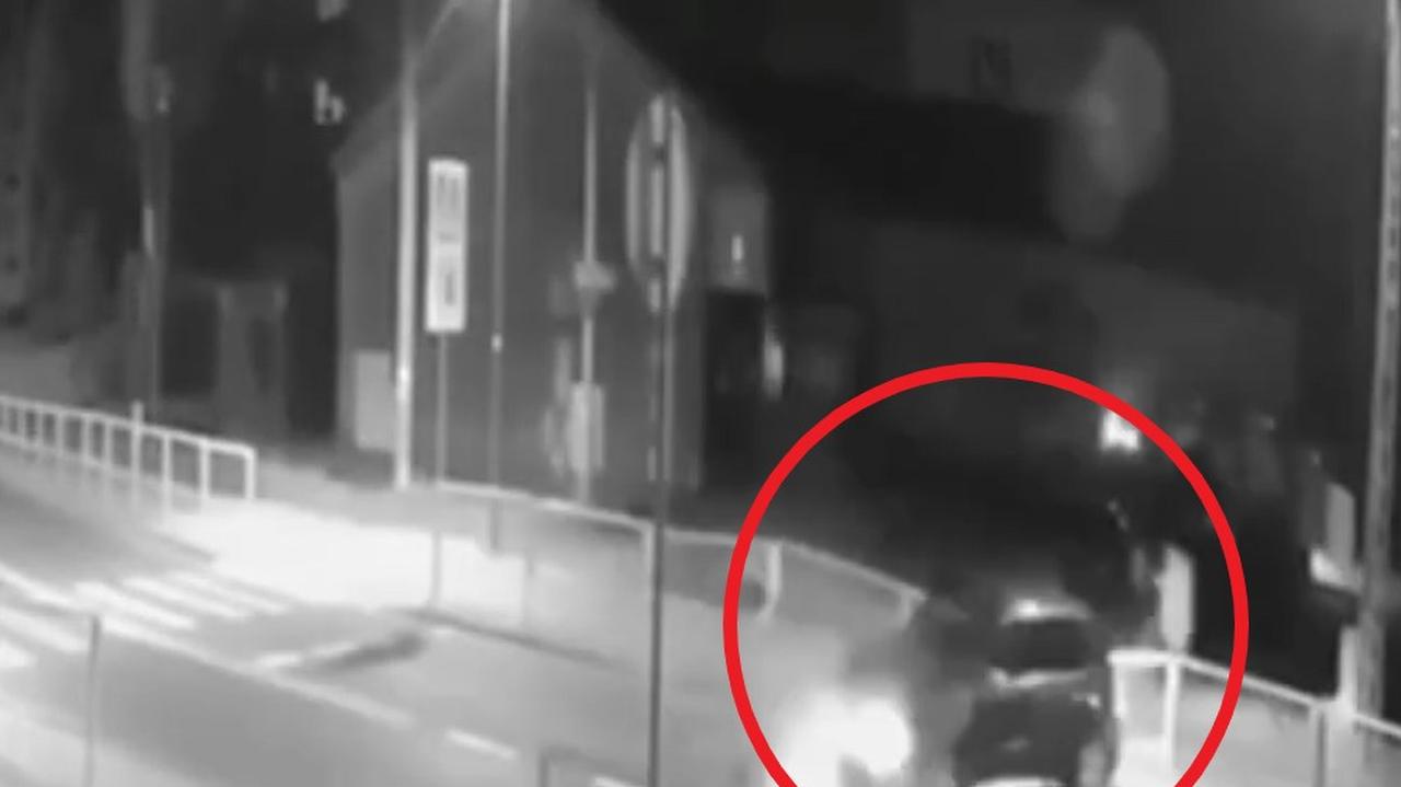 Na prostym odcinku drogi wjechał w barierki. Nagranie