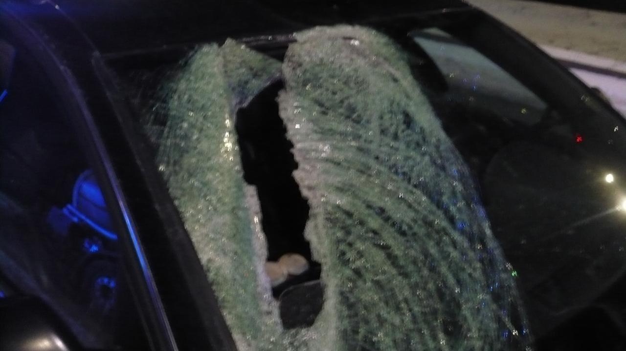 Bryła lodu spadła z ciężarówki na jadące auto. Ranna kobieta