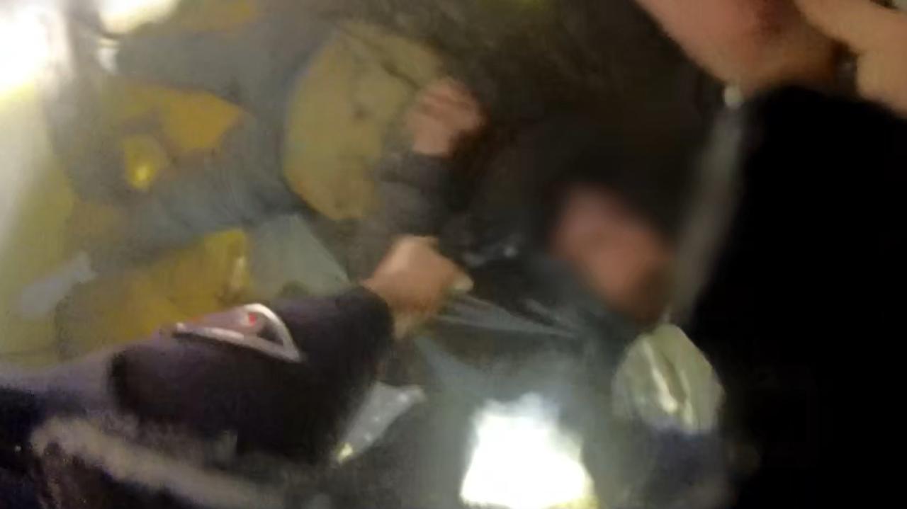 Wynieśli mężczyznę z płonącego domu. Nagranie