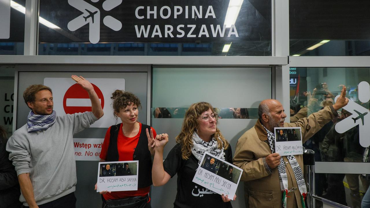 Polacy z flotylli humanitarnej wrócili do kraju. Sterczewski "rozczarowany" szefem MSZ