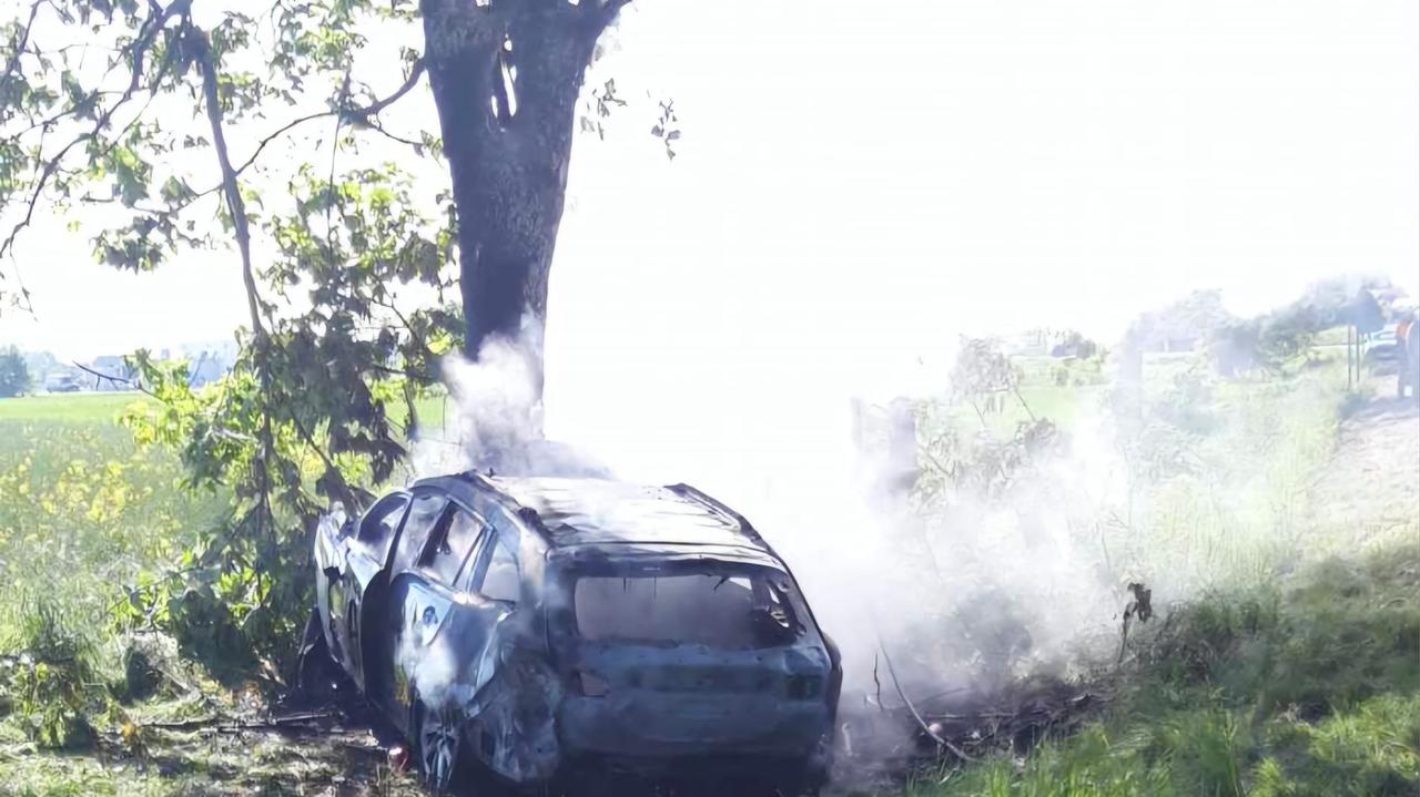 Łukowice Brzeskie. Samochód spłonął po uderzeniu w drzewo, kierowca nie