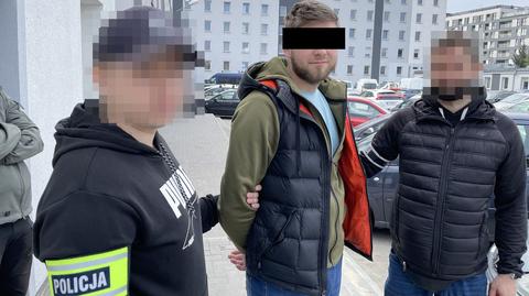 Lublin. 28-letni motocyklista nie zatrzymał się do kontroli i potrącił policjanta. Mężczyzna usłyszał zarzuty i trafił na trzy miesiące do aresztu (materiał z 1.04.2022)